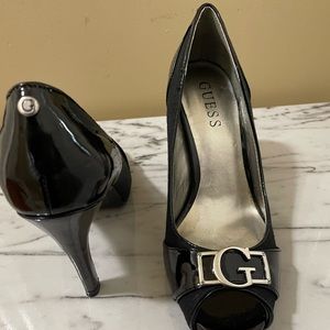 Guess toe out pumps